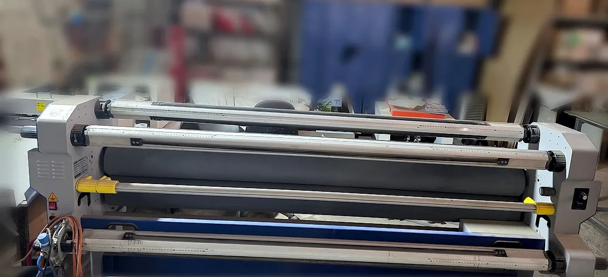 מכונת למינציה בפורמט רחב עם גלילים